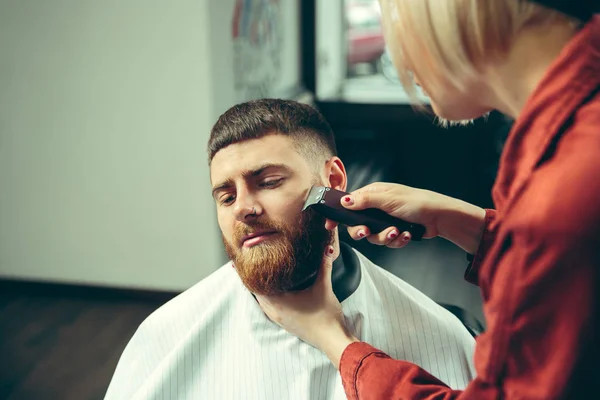 Szakállas ügyfél borotválkozás közben a borbélyüzletben — Stock Fotó