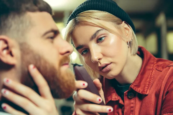 Client pendant le rasage de barbe dans le salon de coiffure — Photo