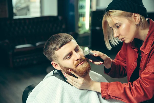 Kundin beim Bartschnitt im Friseursalon — Stockfoto