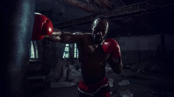 黒の背景にボクサーの手。強さ、攻撃とモーションの概念 — ストック写真