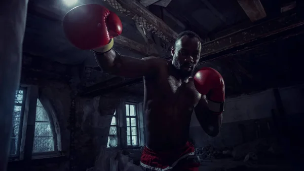 Hand eines Boxers über schwarzem Hintergrund. Kraft, Angriff und Bewegungskonzept — Stockfoto