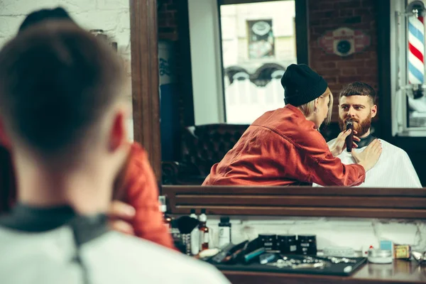 Opdrachtgever tijdens baard scheren in kapperszaak — Stockfoto