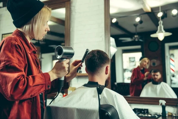 Cliente durante el afeitado de barba en la peluquería — Foto de Stock