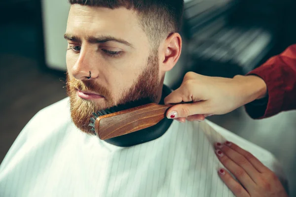 Klient vid rakning i frisörsalong — Stockfoto