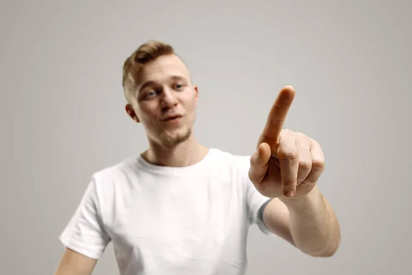 Geschäftsmann Hand berührt leeren virtuellen Bildschirm — Stockfoto