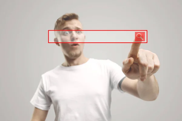 Рука бізнесмена торкається порожнього віртуального екрана — стокове фото