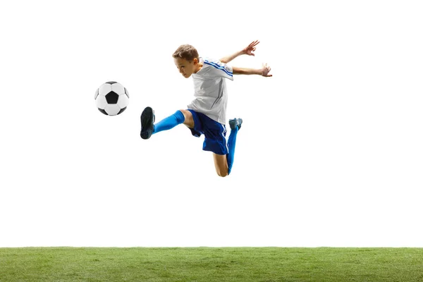 Jovem com bola de futebol isolada em branco. jogador de futebol — Fotografia de Stock