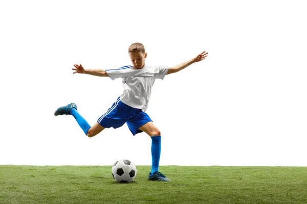 Jovem com bola de futebol isolada em branco. jogador de futebol — Fotografia de Stock