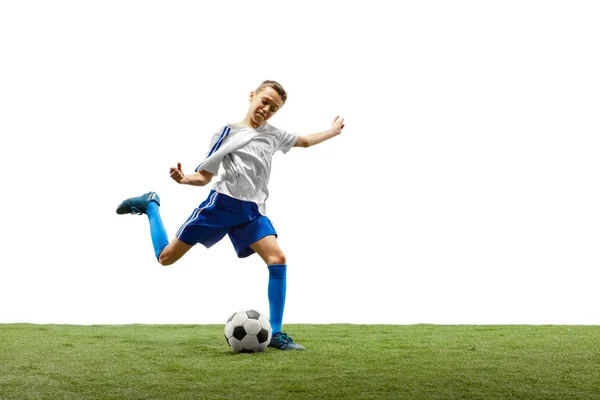 Jovem com bola de futebol isolada em branco. jogador de futebol — Fotografia de Stock