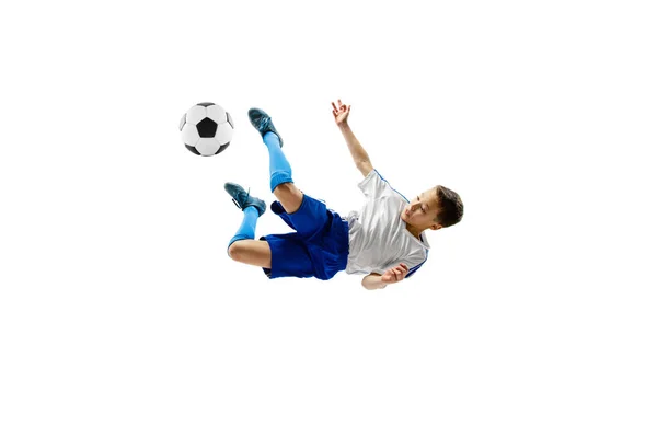 Jeune garçon avec ballon de football isolé sur blanc. footballeur — Photo