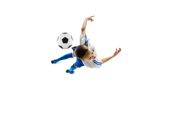 Niño con pelota de fútbol aislado en blanco. jugador de fútbol —  Fotos de Stock