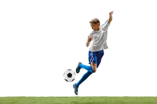 Mladý chlapec s fotbalovým míčem izolované na bílém. fotbalista — Stock fotografie