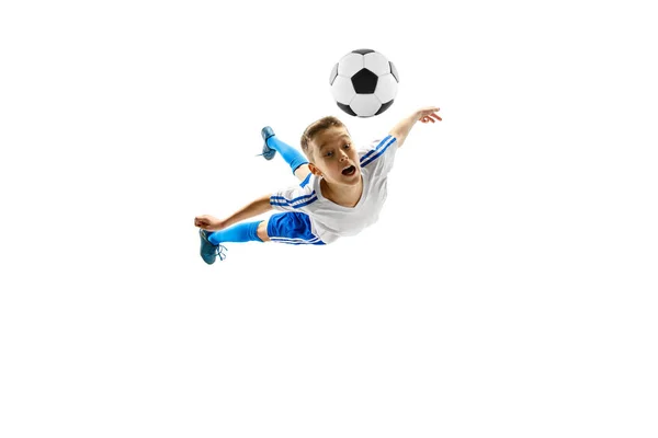 Niño con pelota de fútbol aislado en blanco. jugador de fútbol — Foto de Stock