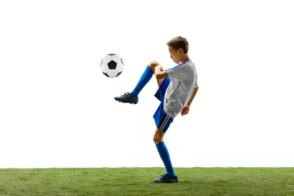 Jovem com bola de futebol isolada em branco. jogador de futebol — Fotografia de Stock