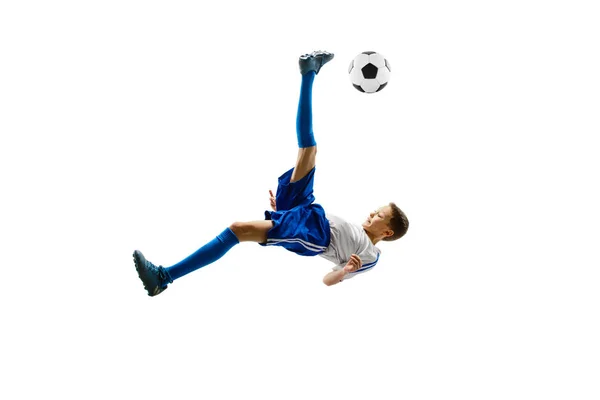 Niño con pelota de fútbol aislado en blanco. jugador de fútbol — Foto de Stock