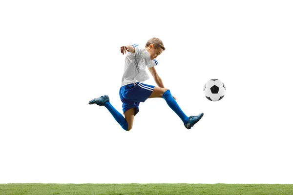 Jeune garçon avec ballon de football isolé sur blanc. footballeur — Photo