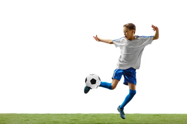 Jovem com bola de futebol isolada em branco. jogador de futebol — Fotografia de Stock