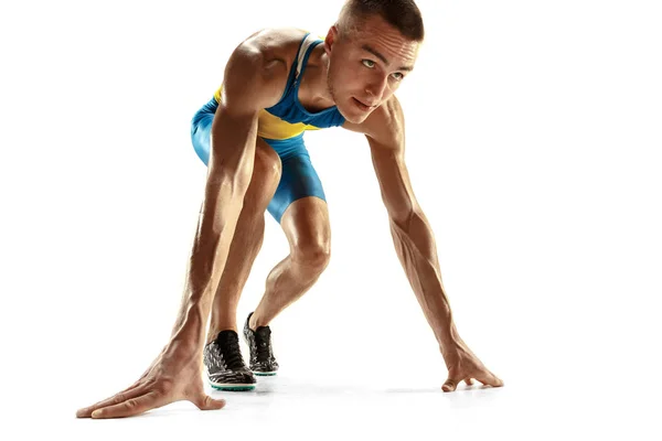 Joven caucásico hombre corriendo o trotando aislado en blanco estudio fondo . —  Fotos de Stock