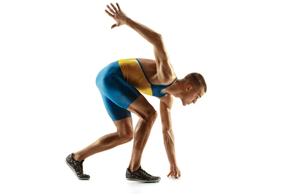 Joven caucásico hombre corriendo o trotando aislado en blanco estudio fondo . — Foto de Stock