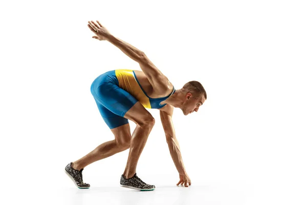 Joven caucásico hombre corriendo o trotando aislado en blanco estudio fondo . —  Fotos de Stock