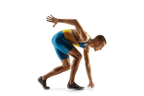 Joven caucásico hombre corriendo o trotando aislado en blanco estudio fondo . —  Fotos de Stock