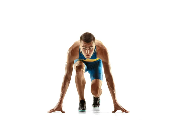 Joven caucásico hombre corriendo o trotando aislado en blanco estudio fondo . — Foto de Stock