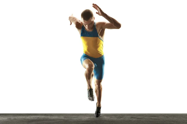 Joven caucásico hombre corriendo o trotando aislado en blanco estudio fondo . — Foto de Stock