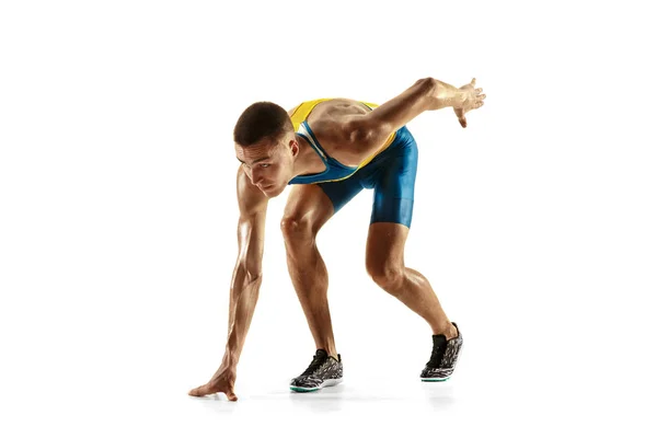 Joven caucásico hombre corriendo o trotando aislado en blanco estudio fondo . —  Fotos de Stock