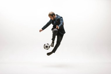 Ofisinde futbol topu olan bir iş adamı.
