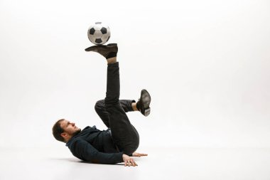 Ofisinde futbol topu olan bir iş adamı.