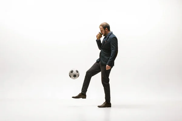 Homme d'affaires avec ballon de football au bureau — Photo