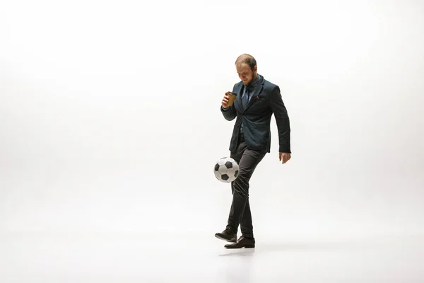 Podnikatel s fotbalovým míčem v úřadu — Stock fotografie