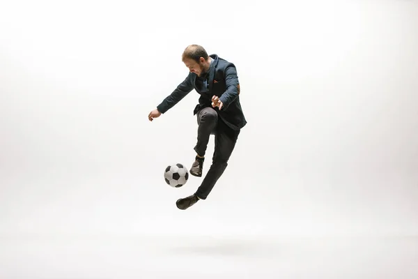 Empresario con balón de fútbol en la oficina —  Fotos de Stock