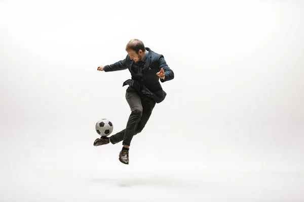 Homme d'affaires avec ballon de football au bureau — Photo