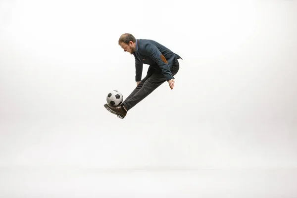 Zakenman met voetbal in functie — Stockfoto