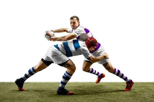 A silhueta de dois jogadores masculinos de rugby caucasianos isolados em fundo branco — Fotografia de Stock