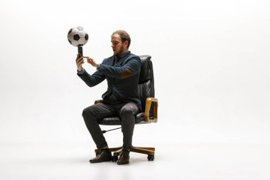 Ofisinde futbol topu olan bir iş adamı.
