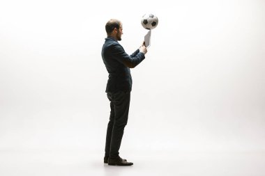 Ofisinde futbol topu olan bir iş adamı.