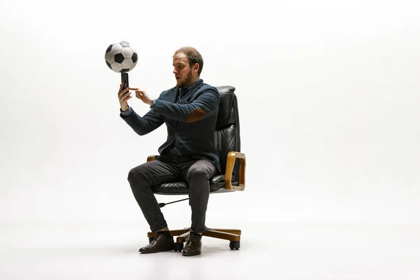 Empresario con balón de fútbol en la oficina — Foto de Stock