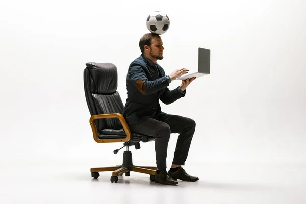 Homme d'affaires avec ballon de football au bureau — Photo