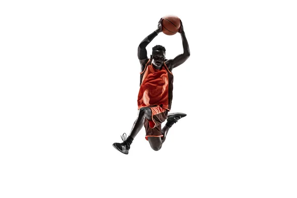 Bir basketbol oyuncusu topu ile tam uzunlukta portresi — Stok fotoğraf
