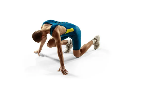 Joven caucásico hombre corriendo o trotando aislado en blanco estudio fondo . — Foto de Stock