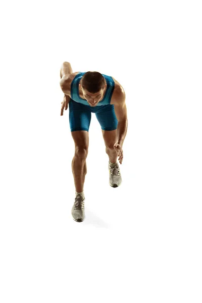 Joven caucásico hombre corriendo o trotando aislado en blanco estudio fondo . — Foto de Stock