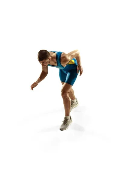 Joven caucásico hombre corriendo o trotando aislado en blanco estudio fondo . — Foto de Stock