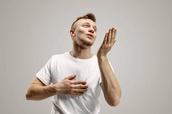 Yo te beso. Retrato de hombre atractivo con beso en los labios — Foto de Stock