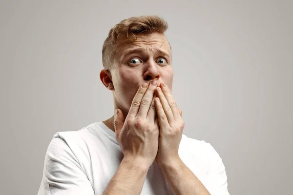 Portret van de bang man op grijs — Stockfoto