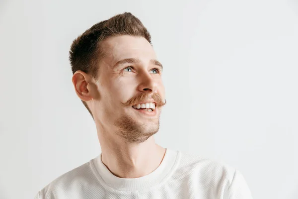 El hombre de negocios feliz de pie y sonriendo contra el fondo gris . —  Fotos de Stock