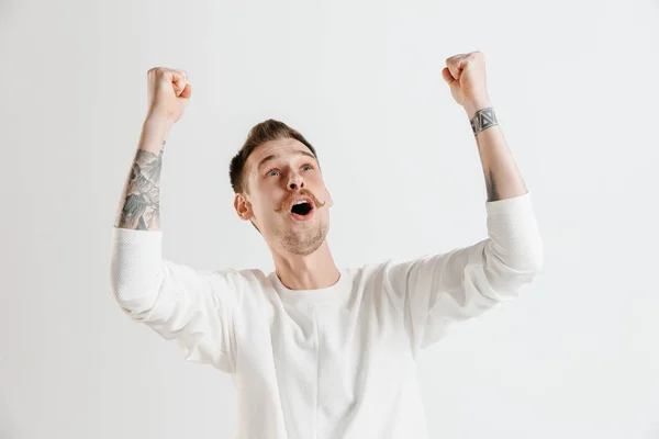 Ganar el éxito hombre feliz extático celebrando ser un ganador. Imagen energética dinámica del modelo masculino — Foto de Stock