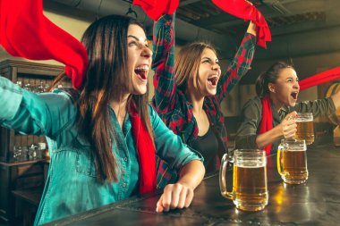 Spor, insanlar, eğlence, arkadaşlık ve eğlence kavramı - mutlu futbol taraftarları veya bira içip zaferi kutlayan arkadaşlar çubuk veya pub