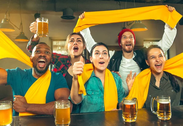 Sport, persone, svago, amicizia e divertimento: tifosi di calcio felici o amici maschi che bevono birra e celebrano la vittoria al bar o al pub — Foto Stock